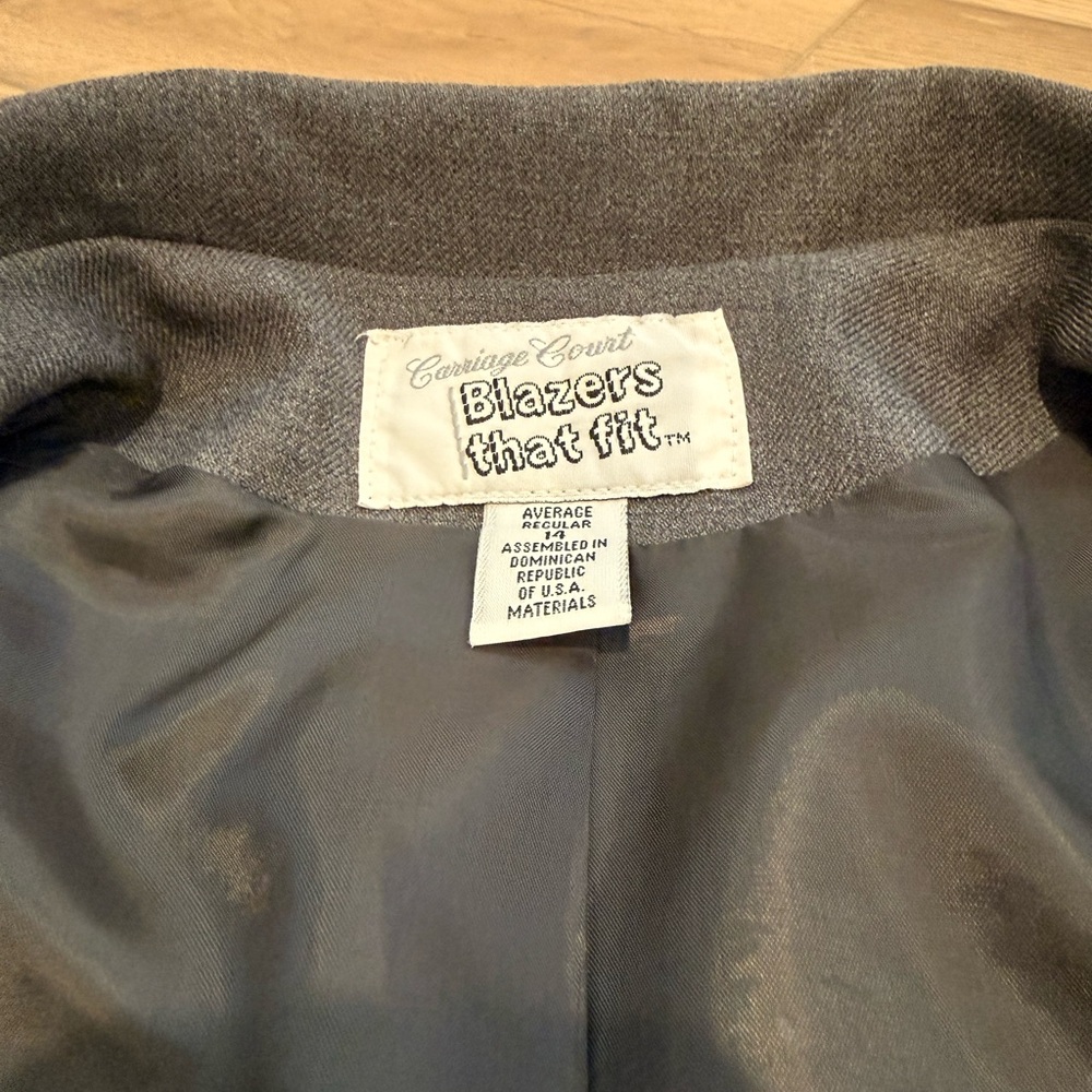 Vintage Gray Women’s Blazer with Shoulder Pads. - Picture 4 of 5